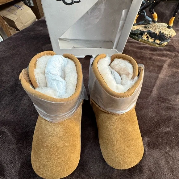 UGG Plush Kids Tan Boots size 4-6 months - Picture 4 of 11